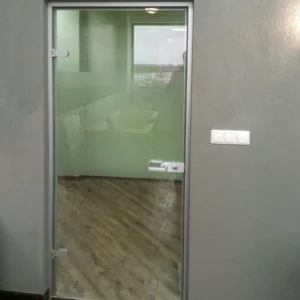 стеклянная дверь в алюминиевой коробке