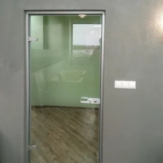 стеклянная дверь в алюминиевой коробке