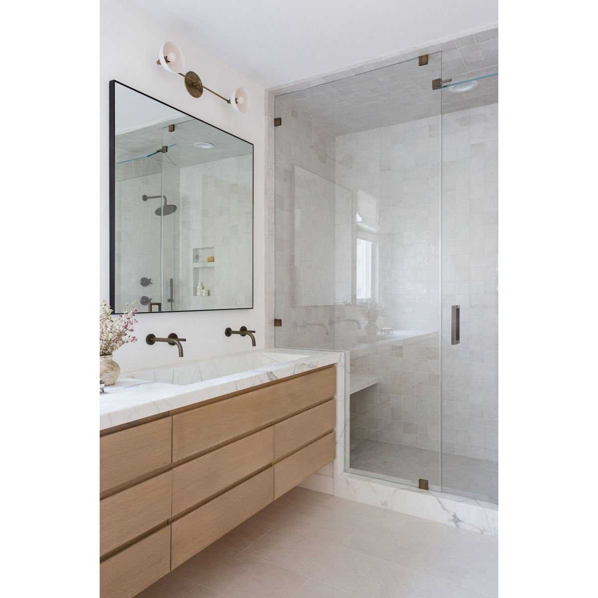 прямокутне дзеркало у рамі